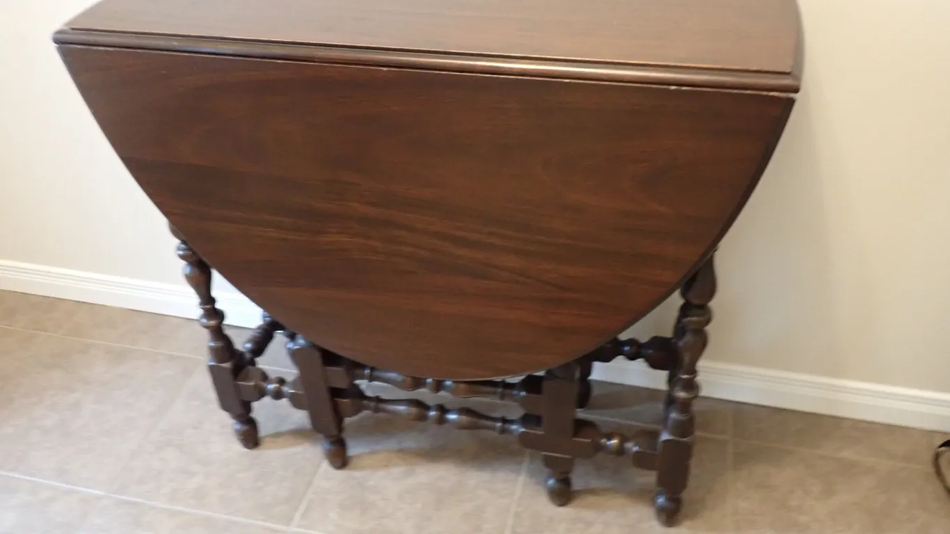 Drop-Leaf Gateleg Table