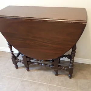 Drop-Leaf Gateleg Table