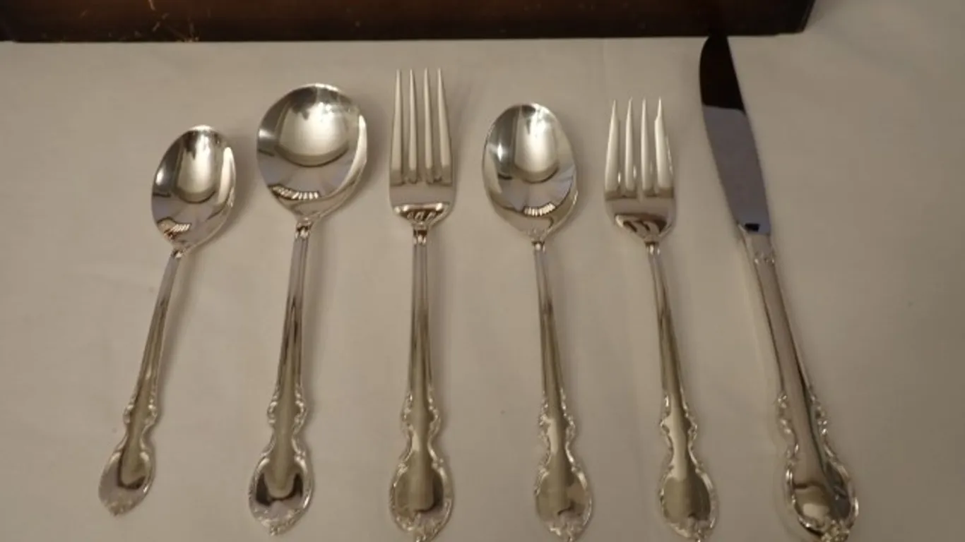 Silver-Plated Flatware Set With Cutlery Chest