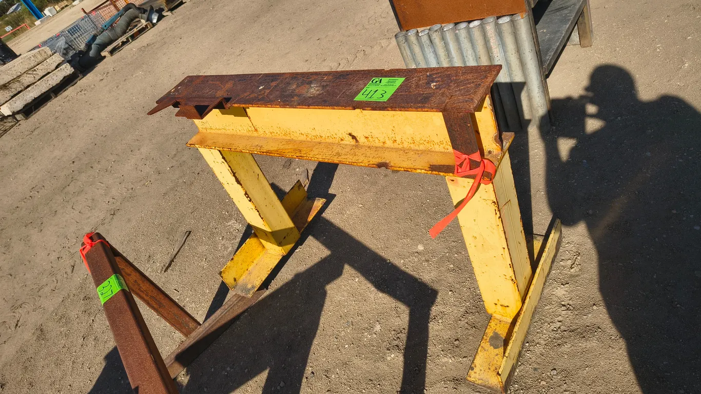 Rail stand, 4' long, 7" wide, 33.5" tall