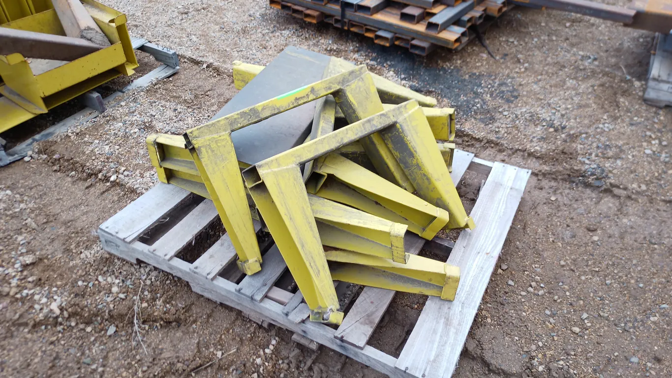 5 Pipe Holders/1 Offcut