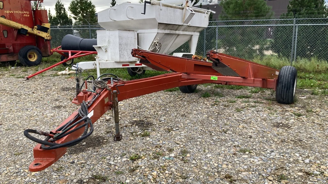 Hesston 5200 Round Bale Hauler