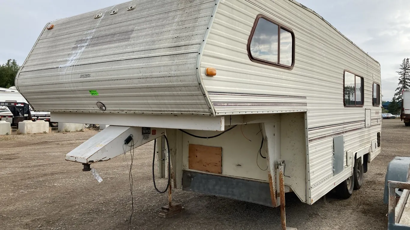 1989 5th Wheel Travel Trailer VIN: 2K9T5S244L2012950 **Has Key**