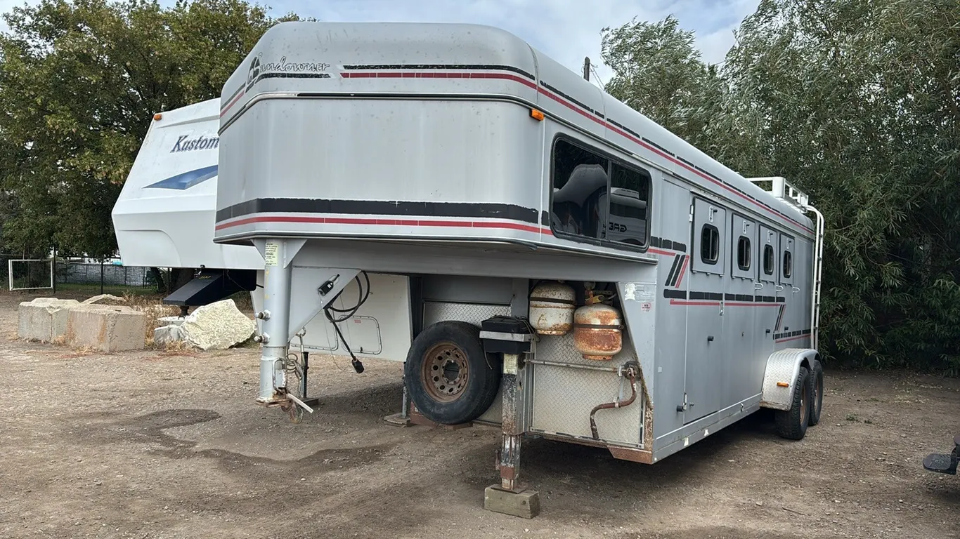 1996 20’ Sundowner Exclusive Series Horse Trailer VIN: 1355D2823S1G86290