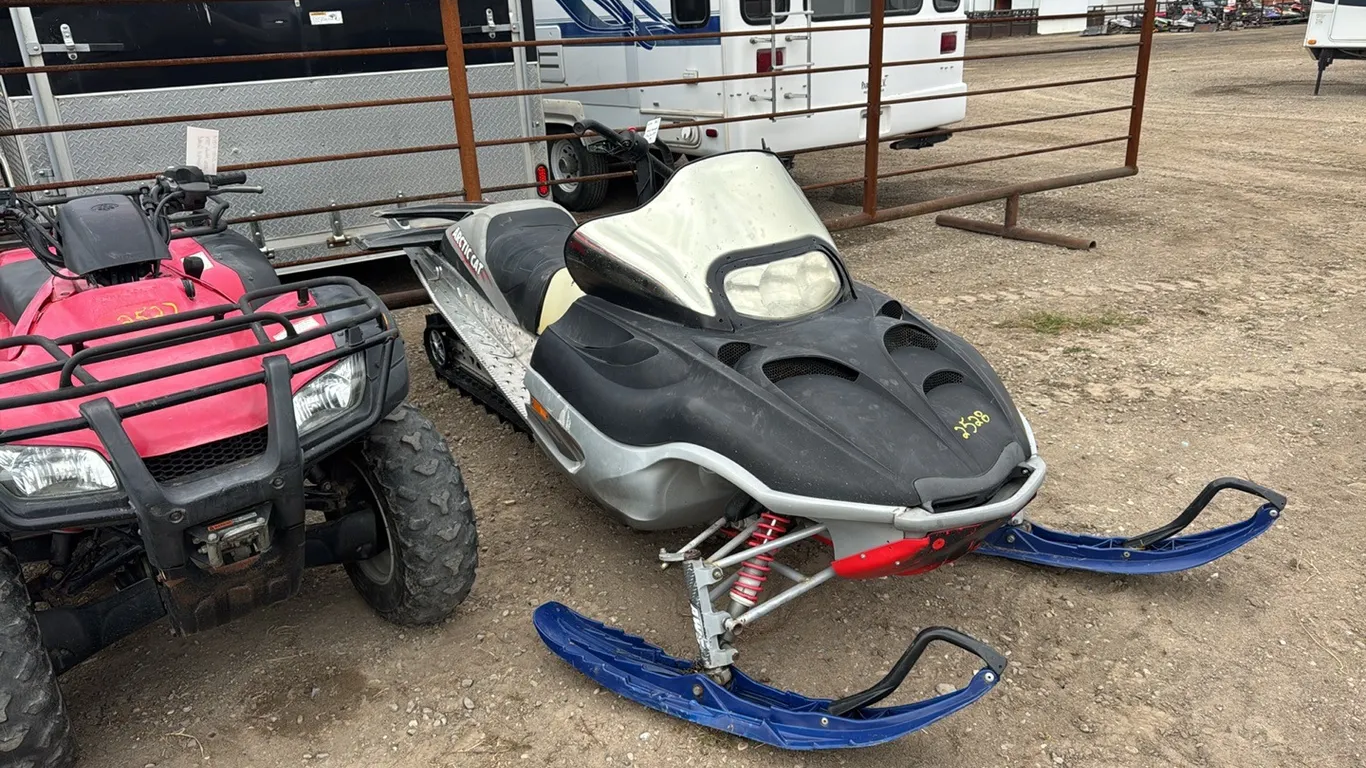 Artic Cat 800 Snowmobile VIN: 4UF03SNW33T314057