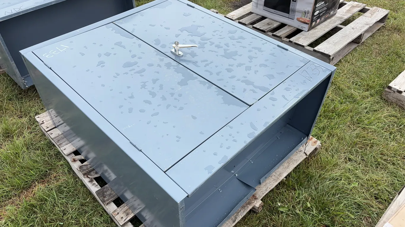 Metal Filing Cabinet, approx 3', 2 doors, keys, *Unreserved*