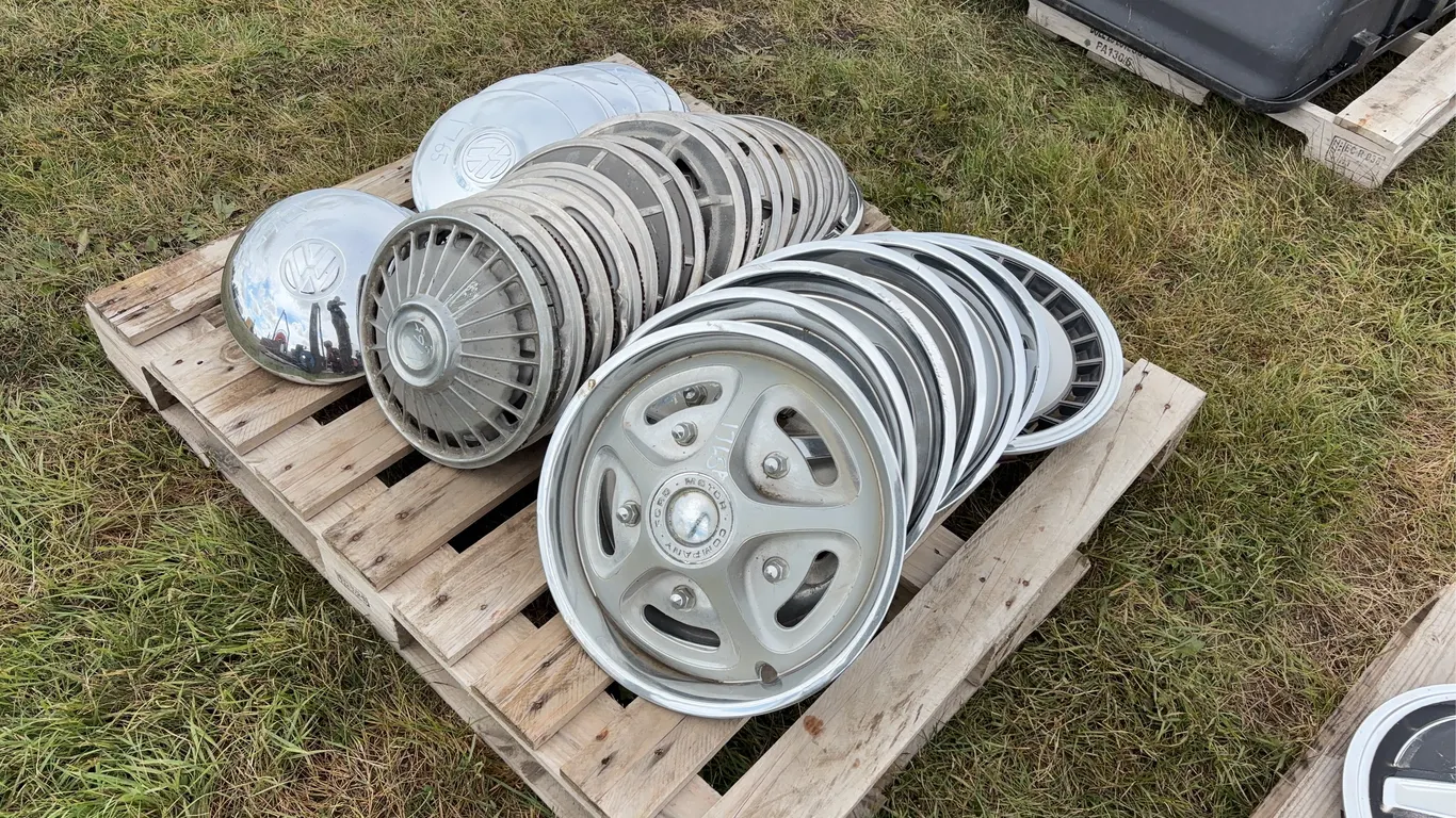 Hub caps: Ford pickup approx 7, Datsun approx 16, VW Beetle approx 11, *Unreserved*