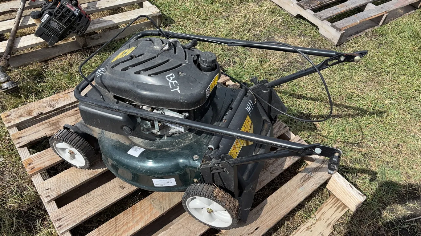 Yardworks gas push mower, 21" w, 173cc, *Unreserved*