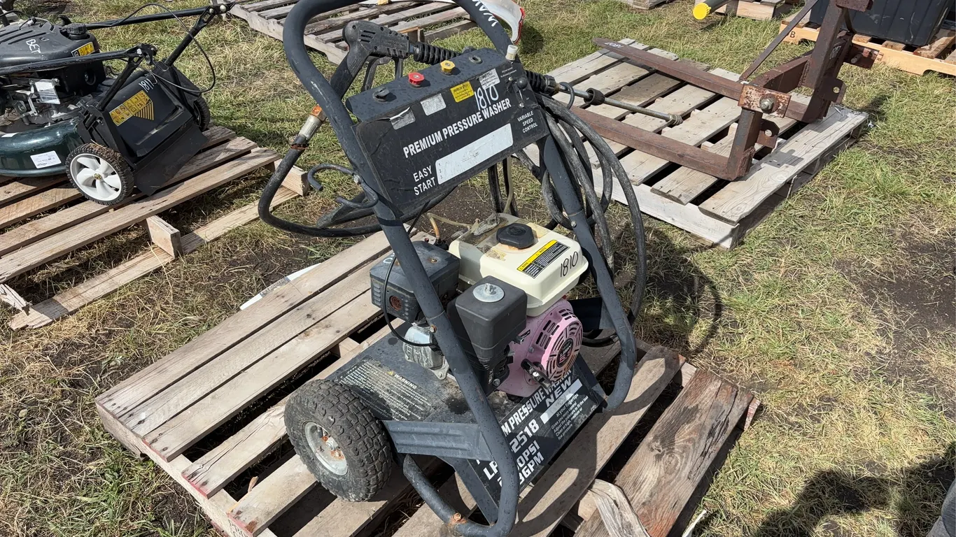 Premium Gas Pressure Washer LPW-2518. 2700 psi, 2.3 gpm, *Unreserved*