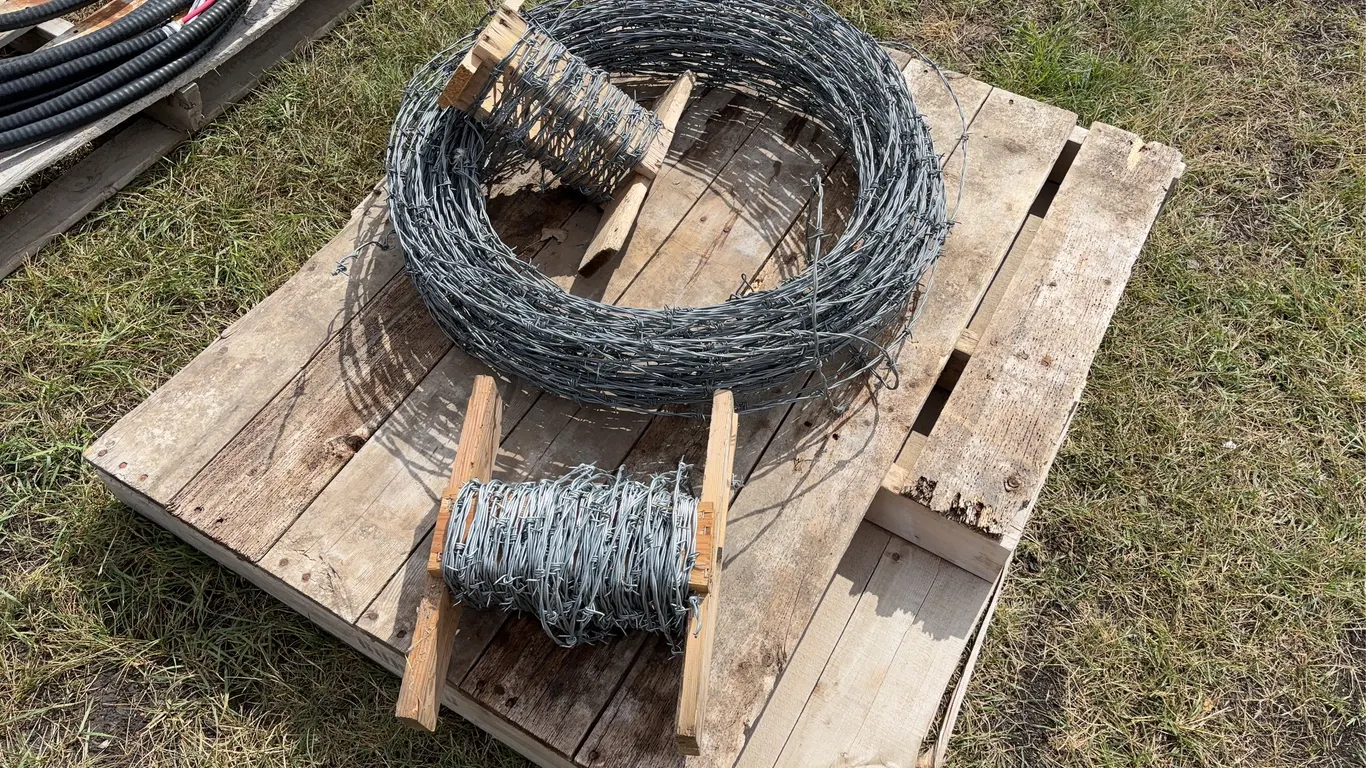 Barbwire roll, 2 spools, approx 200', *Unreserved*