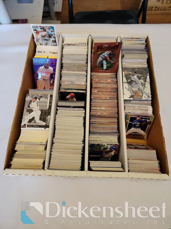 LARGE LOT OF MAJOR LEAGUE BASEBALL TRADING CARDS