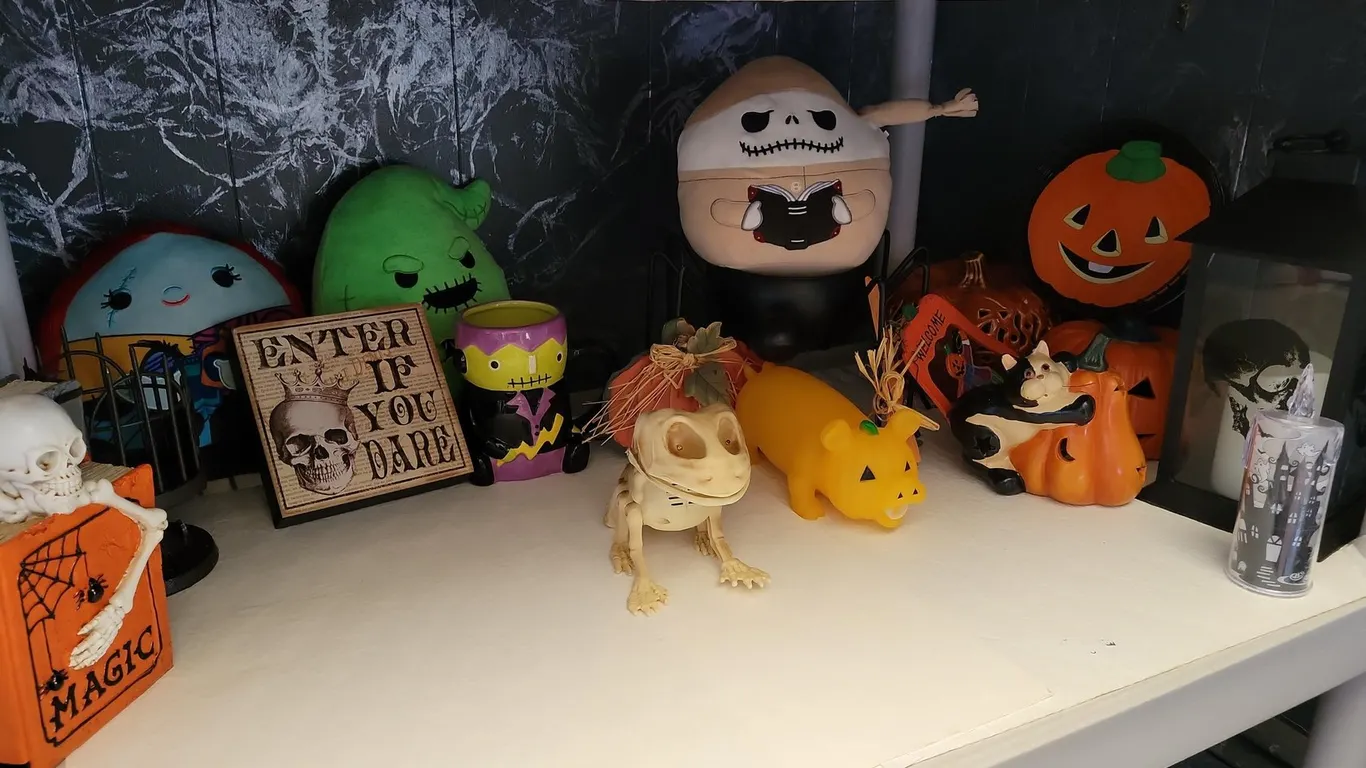 HALLOWEEN DECORATIONS LOT