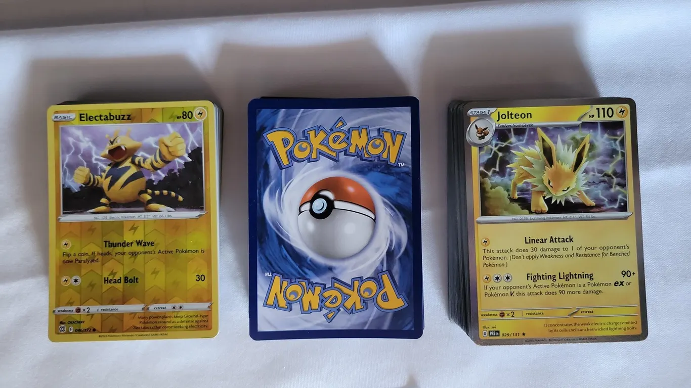 (150) POKÉMON CARD LOT