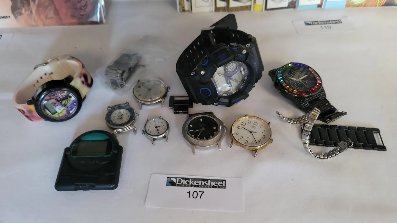 LOT WITH WATCH FACES AND PARTS