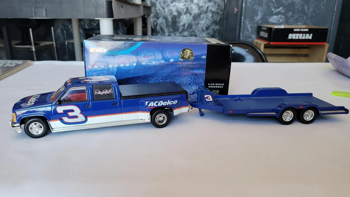 1:24 SCALE MODEL TRUCK WITH TRAILER