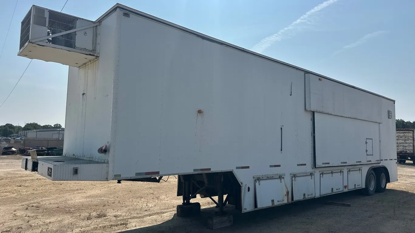 1990 Calumet MMT449L Lab Trailer