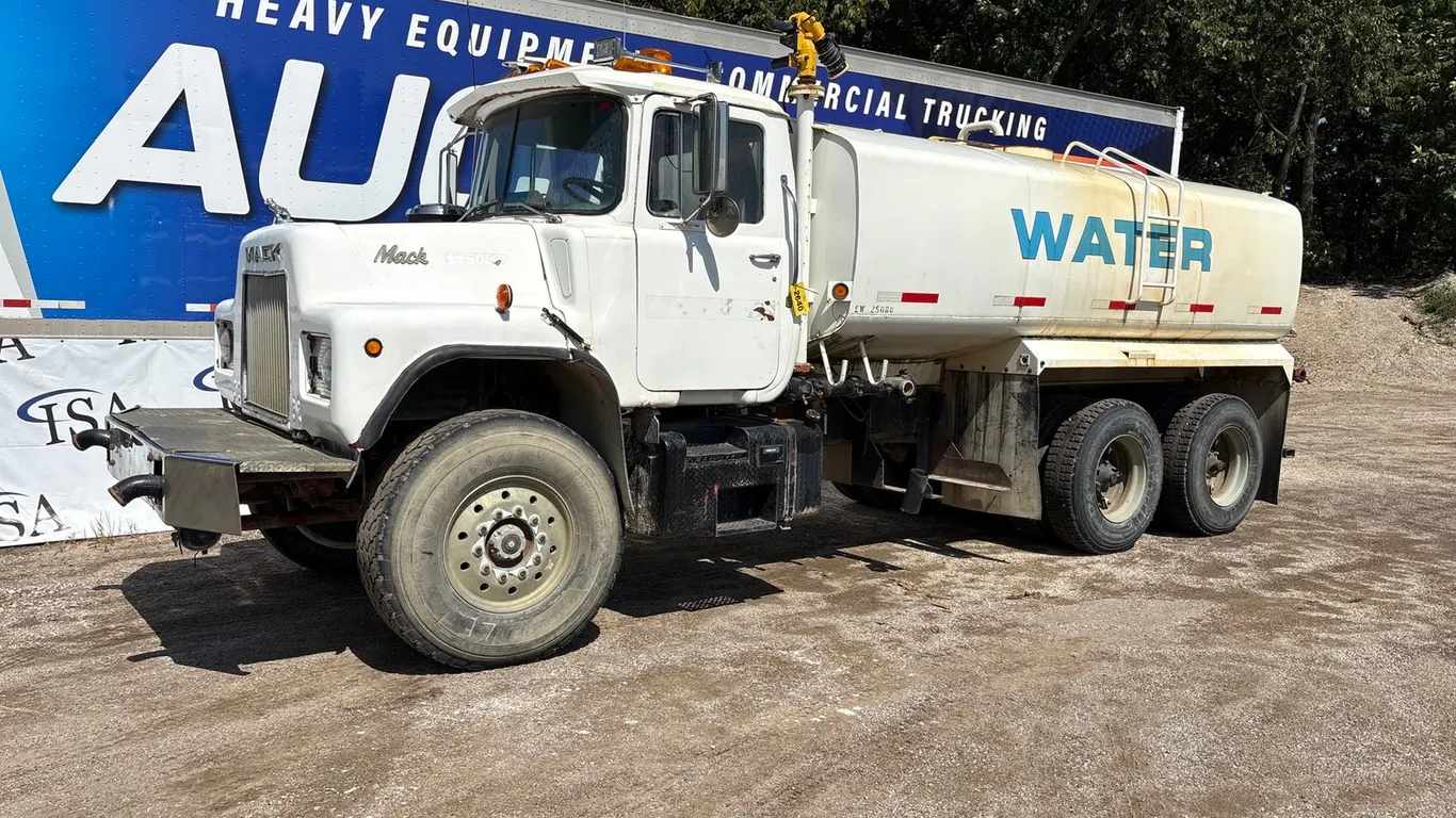 Mack DM685S Tandem Axle Water Truck