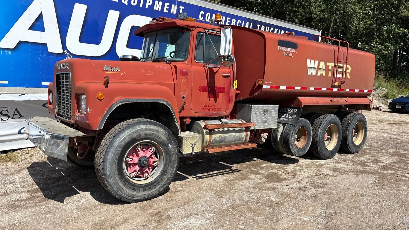 Mack RD690S Tri Axle Water Truck