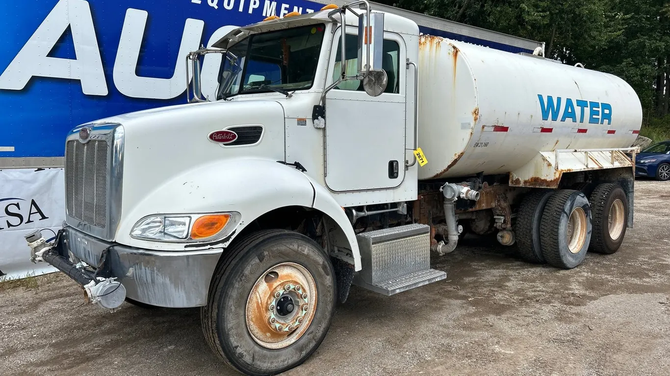 2006 Peterbilt 335 Tandem Axle Water Truck