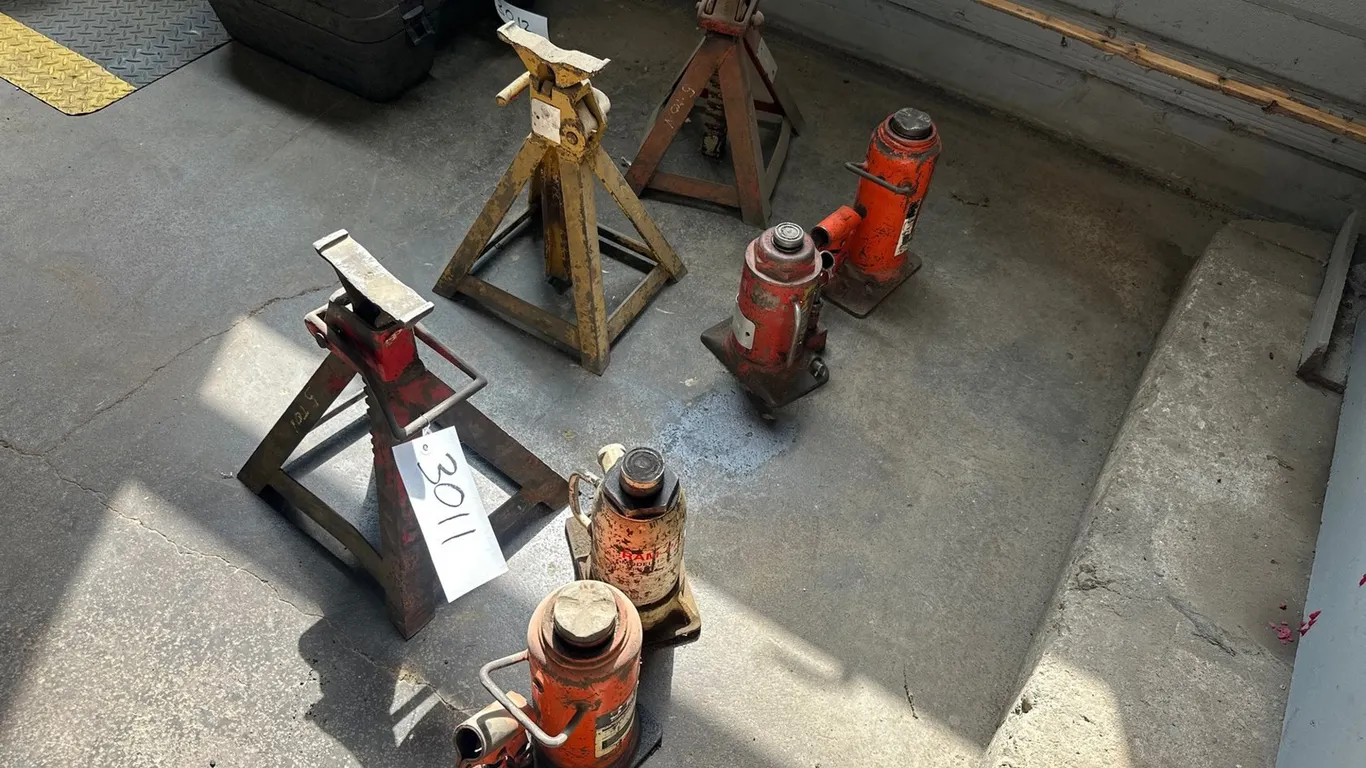 (4) Bottle Jacks, (3) Jack Stands
