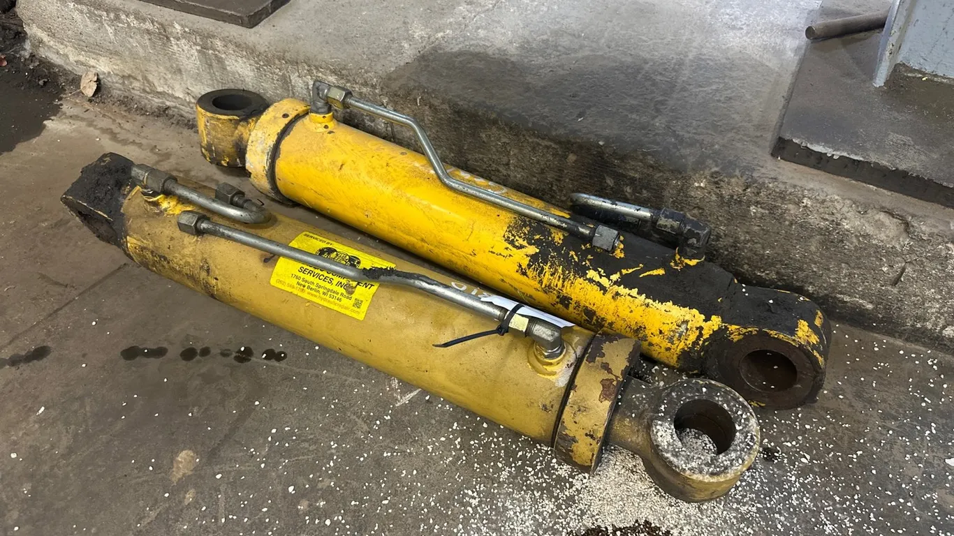 (2) Hydraulic Cylinders