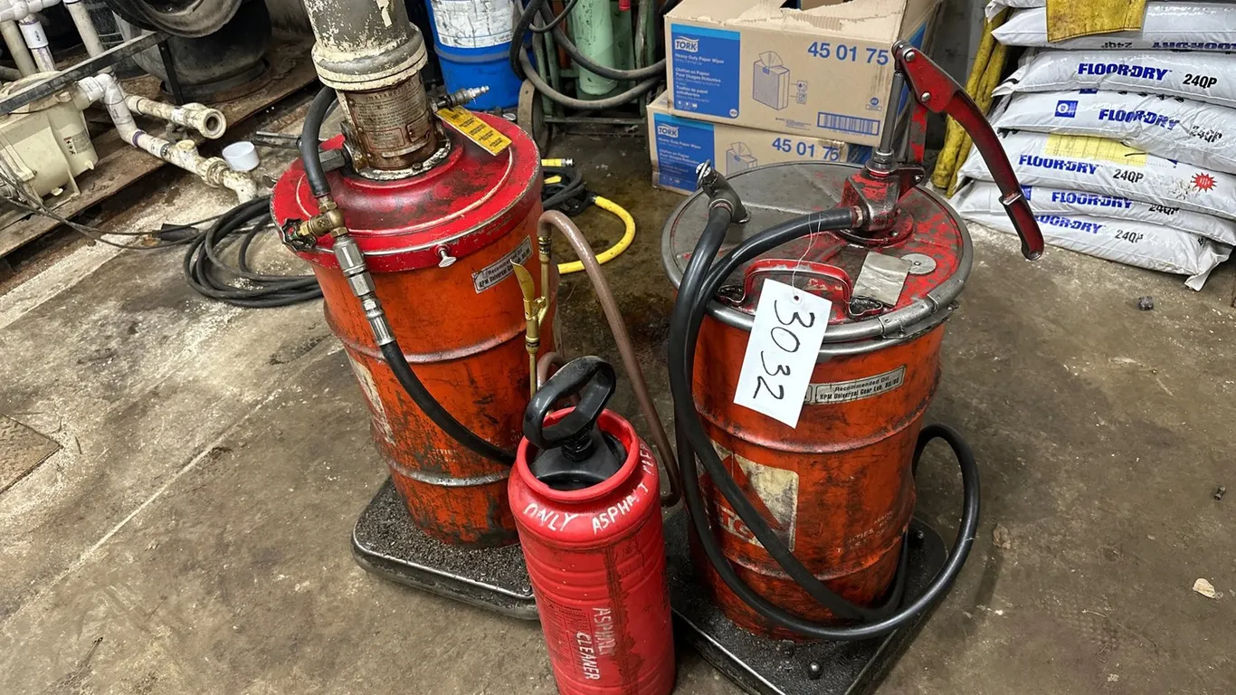 (2) Oil Pumps And Sprayer
