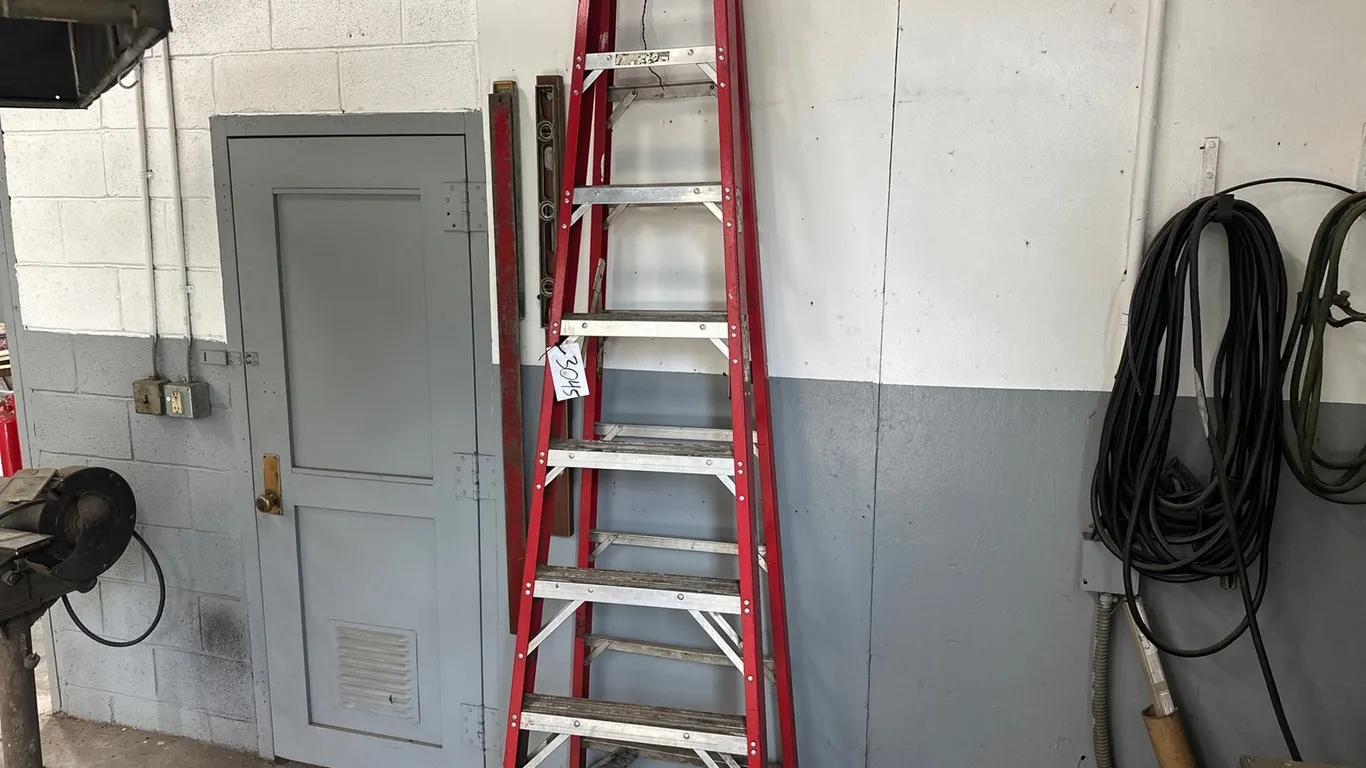 (1) 8' Stepladder And (4) Levels