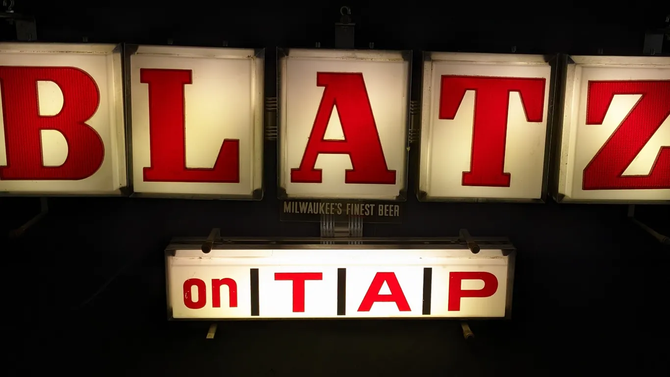 BLATZ MILWAUKEE'S FINEST BEER ON TAP LIGHTED SIGN