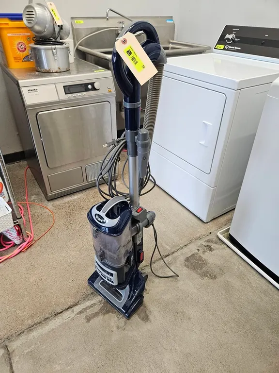 Shark Lift-Away Deluxe Vacuum