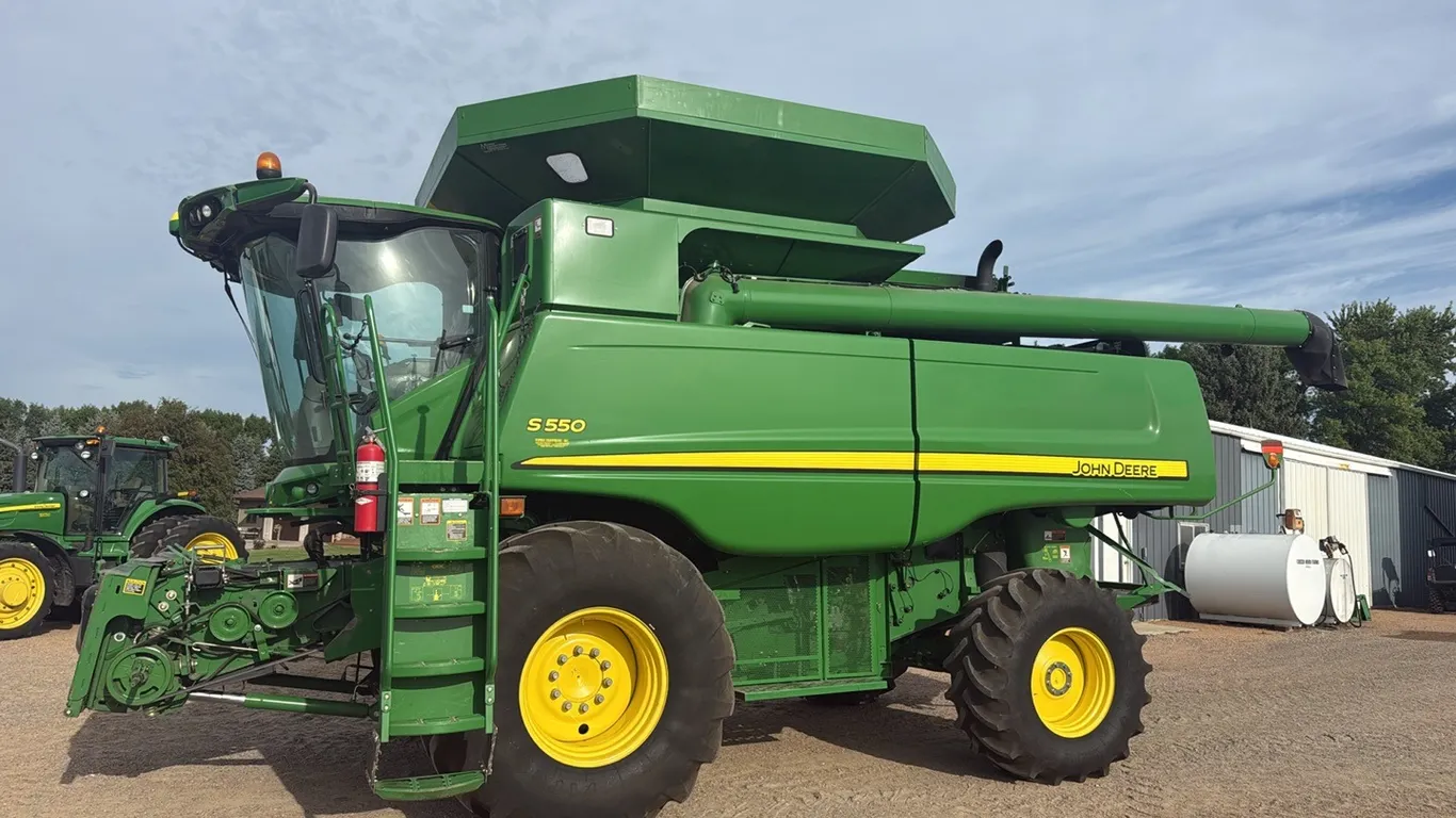 2012 John Deere S550 Combine, 1763 Pre-Harvest Engine and 1175 Pre-Harvest Seperator Hours, Tank Extension, 2 WD, Chopper, 300/65/R32 Front, 600/70/R2