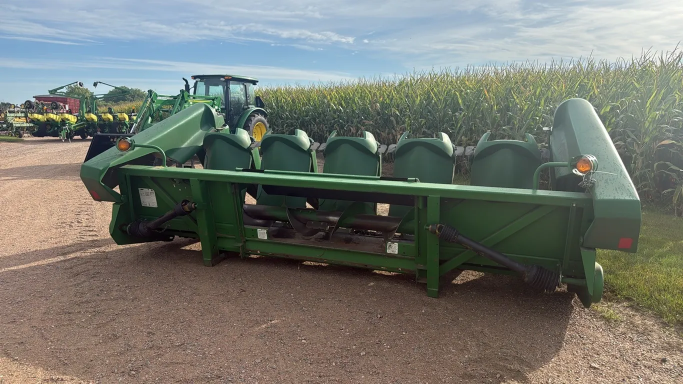 John Deere 693 Corn Head, 6 Row, 30”