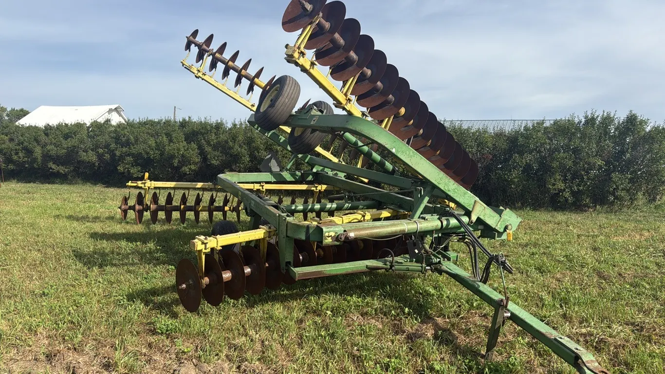 John Deere 220 Half-Fold Disk, 22' Wide