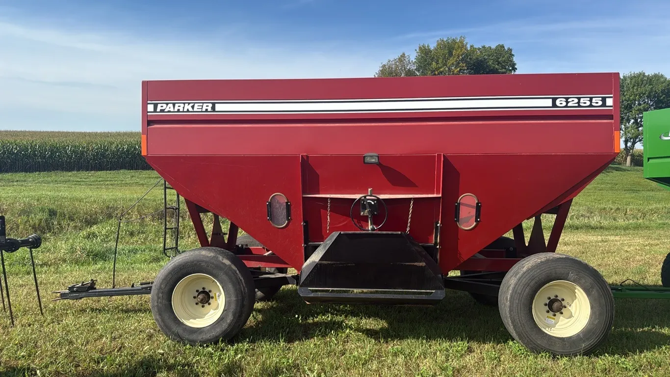 Parker Model 6255 Gravity Wagon, Lights, Brakes, 445/65R22.5 Tires, One Owner