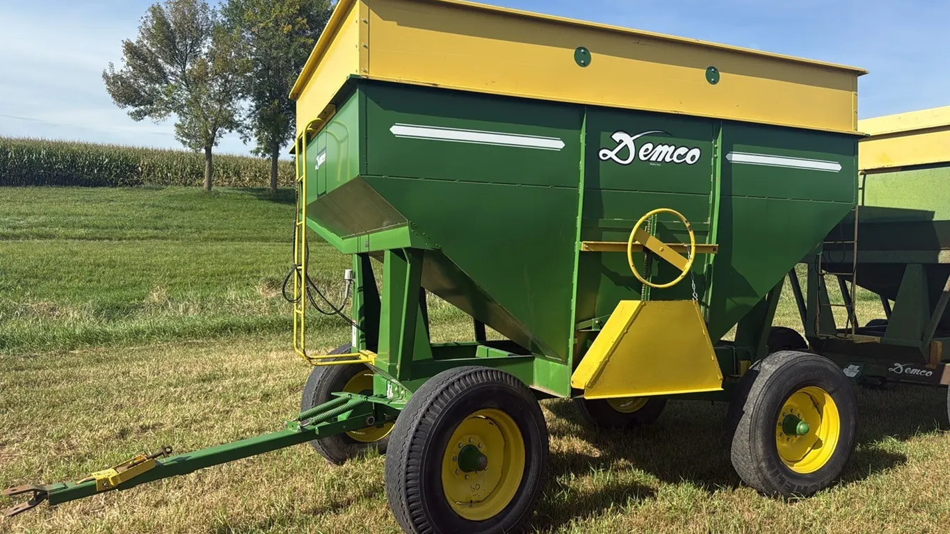 Demco 350 Gravity Wagon, Lights, 11-22.5 Tires, One Owner