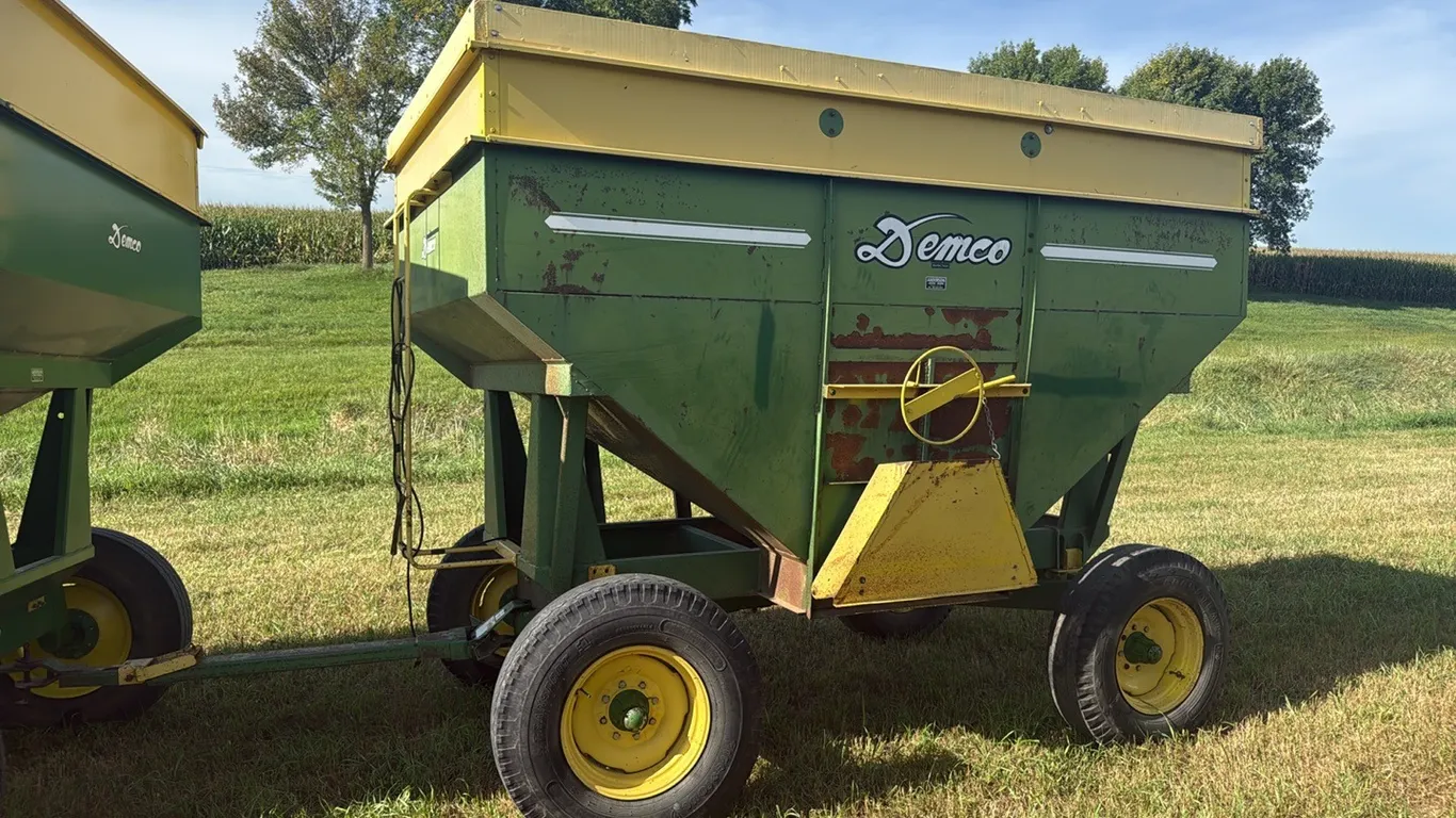 Demco 350 Gravity Wagon, Lights, 11-22.5 Tires, One Owner
