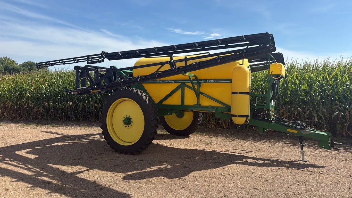 Farm King 1200 High Clearance Sprayer, 90’ Boom, Rinse Tank, 3-Way Nozzle Bodies, Flow Control Monitor, One Owner