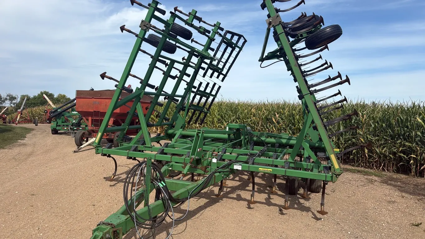 John Deere 980 40 Ft Field Cultivator, Knock On Sweeps, (4) Bar Spring Tooth Harrow, Walking Tandems, Single Fold