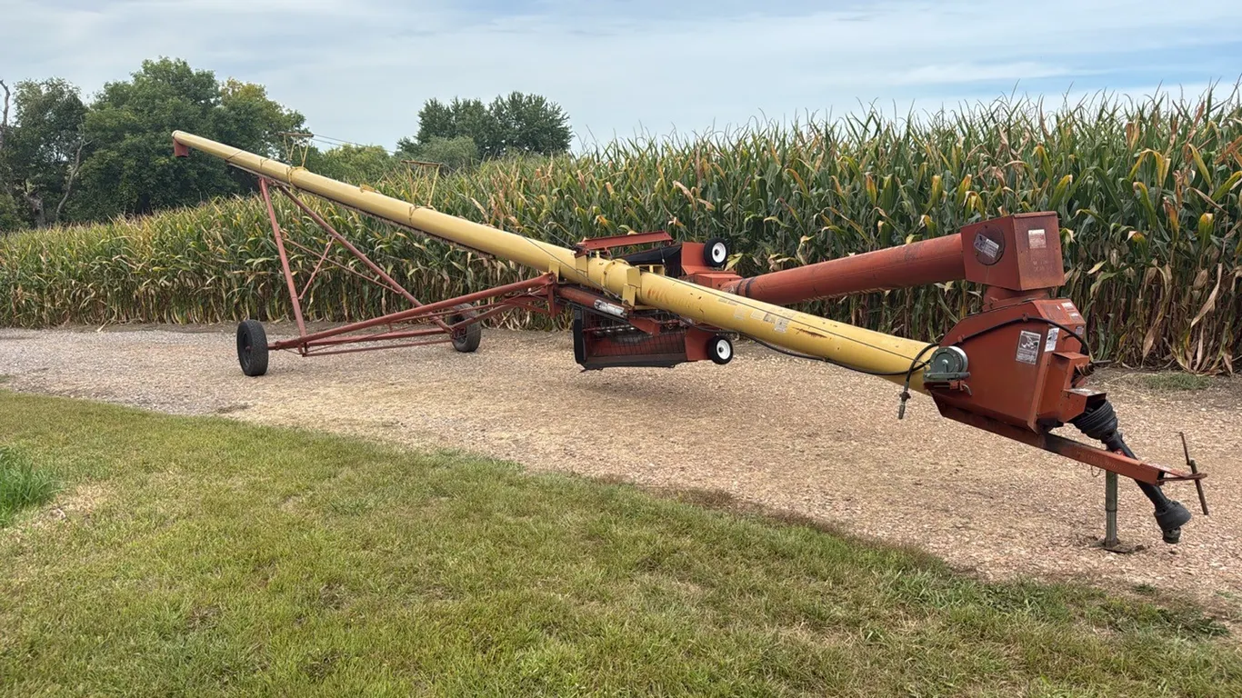 West Field MK100-61 PTO Auger, Swing Hopper, Hyd Lift