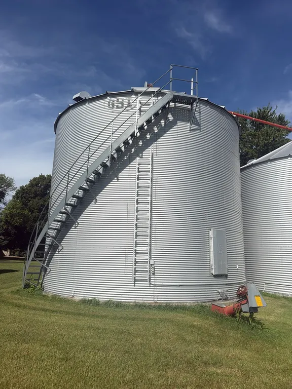 GSI Grain Bin, 30’ Approx 14,000 Bu, Side Stairs, Full Floor, unloading auger, GSI Fan, Top South Cross Auger Goes with This Bin, Seller to Disconnec