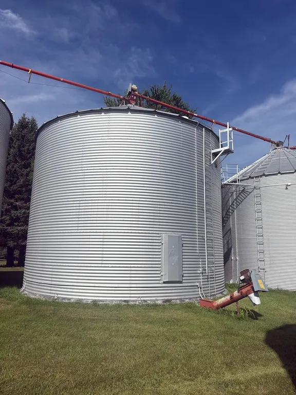 GSI Grain Bin, 30’ Approx 12,000 Bu, Full Floor, Unloading Auger, Airstream Fan, Top Middle Cross Auger Goes with This Bin, Seller to Disconnect Powe