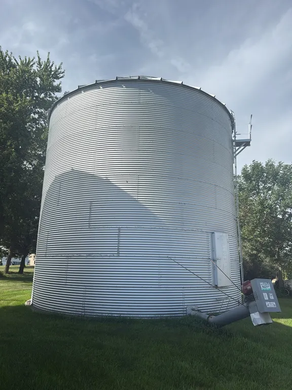 Superior Grain Bin, 27’ Approx 11,000 Bu, Side Stairs, Full Floor, Unloading Auger, Seller to Disconnect Power to Bin, Buyer Responsible for Remova