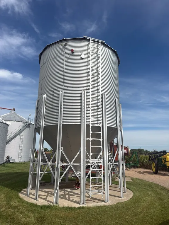 Holding Tank Approximately 2800 bu, Unloading Auger, Seller to Disconnect Power to Bin, Buyer Responsible for Removal
