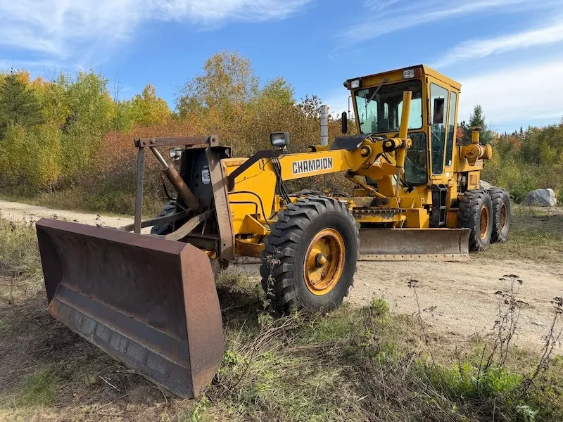 1983 Champion 720A Motor Grader w/ front blade
