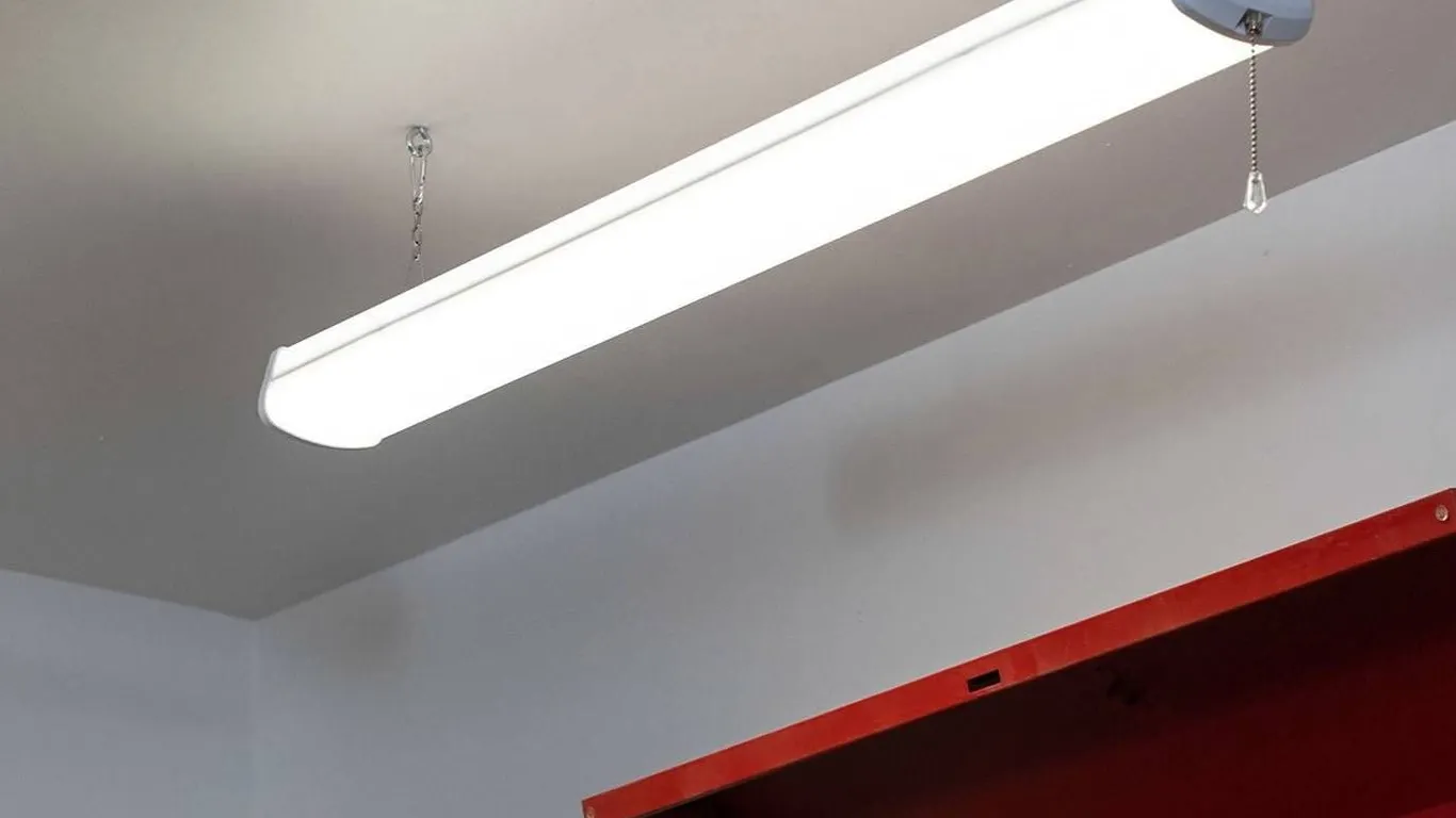 KODA Modern Directional Shop Light