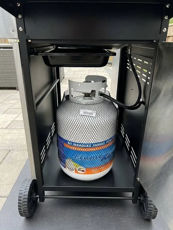 Flame King 30 lb Propane Cylinder With Gauge