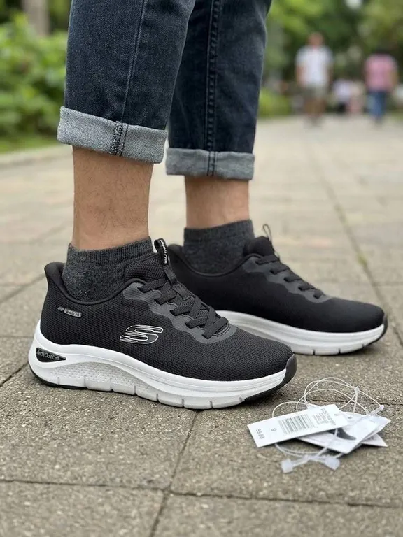 Skechers Swift Fit Hands Free Black Sneakers, Size 9