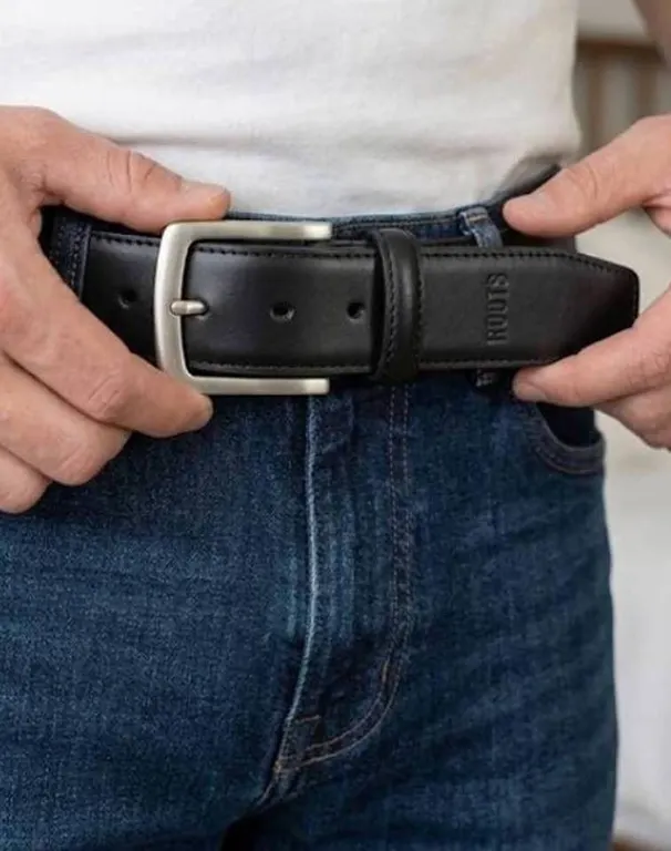 Roots Black Leather Belt Size M 32-34 in Box