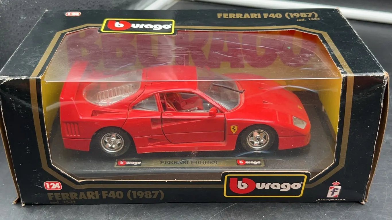 Bburago Ferrari F40 (1987) 1:24 Diecast Model