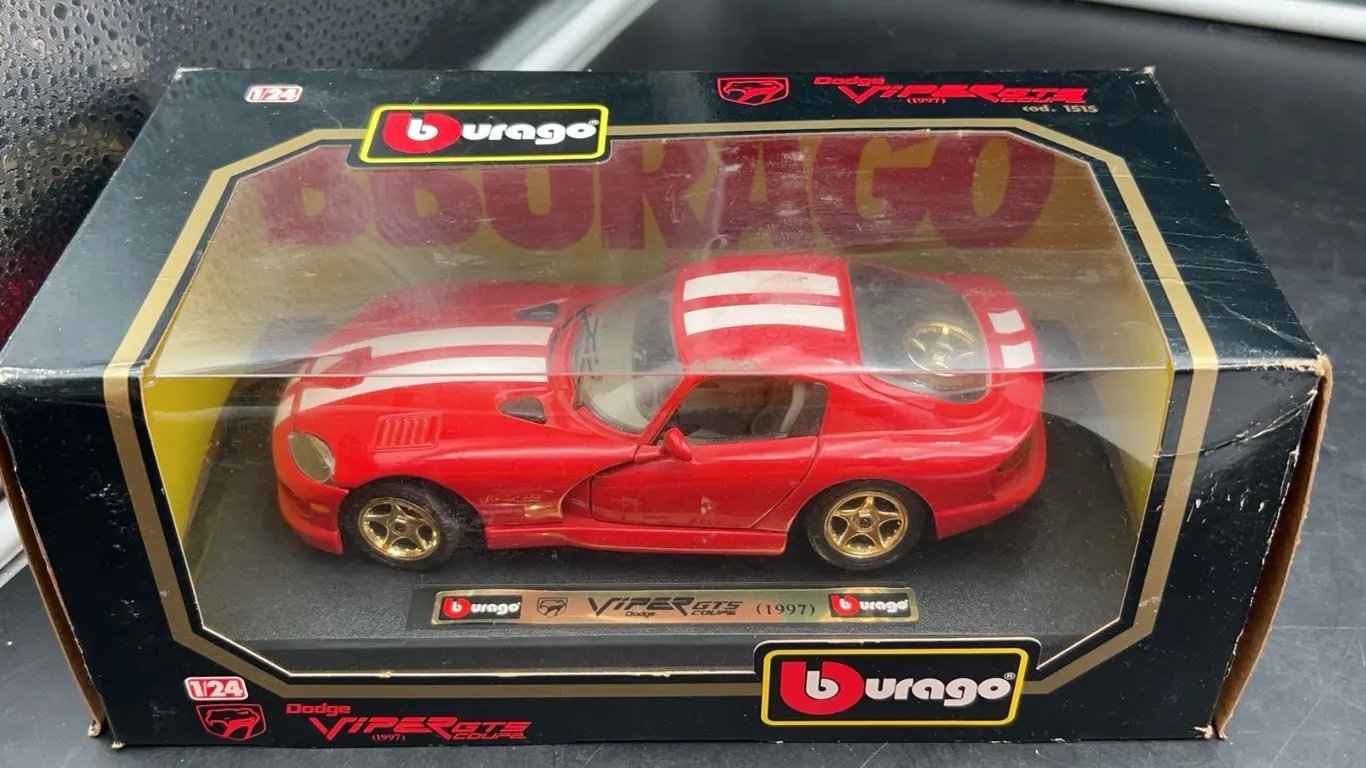 Bburago 1:24 Dodge Viper GTS Coupe Model Car