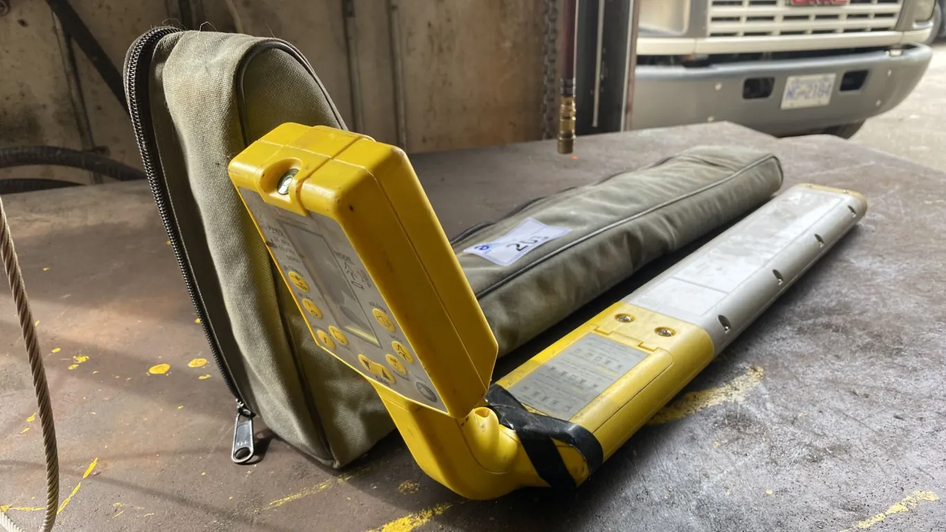 RYCOM 8872SD HEAVY DUTY CABLE AND PIPE LOCATOR WITH CASE
